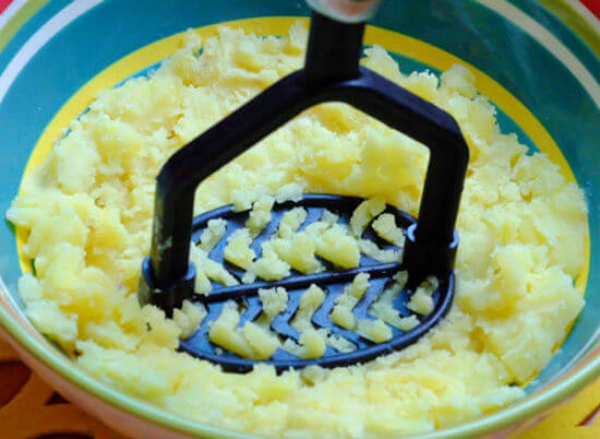 Phần vỏ của món khoai tây bọc xúc xích chiên được làm từ khoai tây nghiền nhuyễn