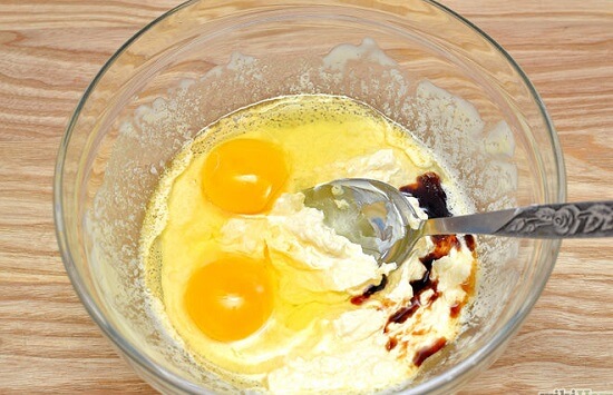 trộn hỗn hợp bơ trứng