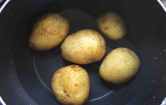 luộc khoai tây