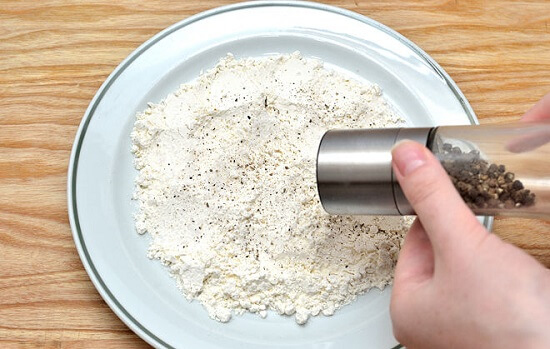 trộn bột mì với muối, hạt tiêu