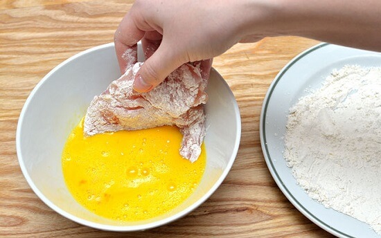 lăn thịt gà qua bột và trứng