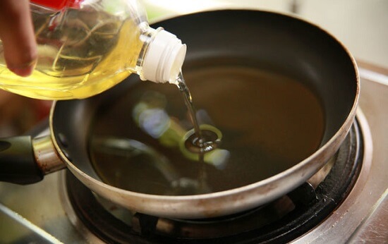 đun nóng dầu ăn