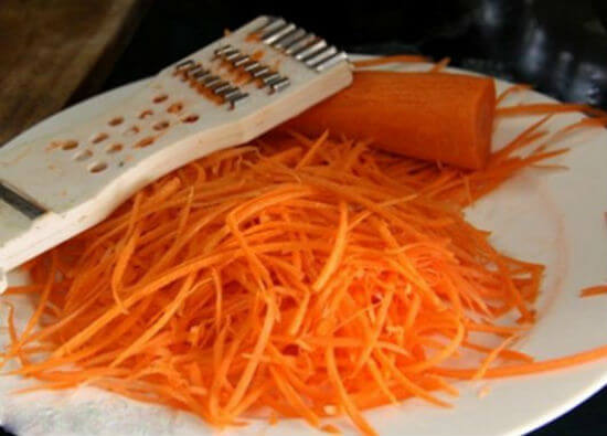 Sơ chế cà rốt làm nem chay