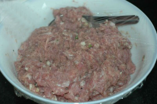 Xay nhuyễn phần thịt nạc để làm món nem chua rán - cách làm nem chua rán
