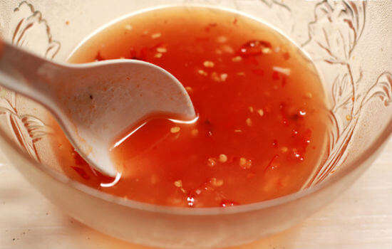 Chuẩn bị nước sốt cho món sườn xào chua ngọt