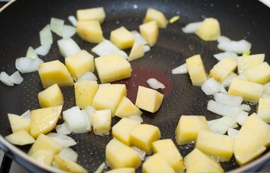 Cách nấu canh khoai tây thịt heo hấp dẫn
