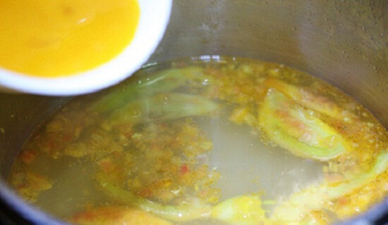 Cho trứng vào để nấu món canh cà chua trứng trong khi nấu món ăn hàng ngày