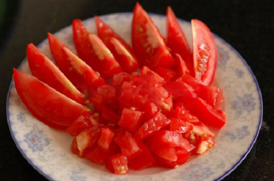 Thái cà chua để chế biến món canh ngao nấu chua