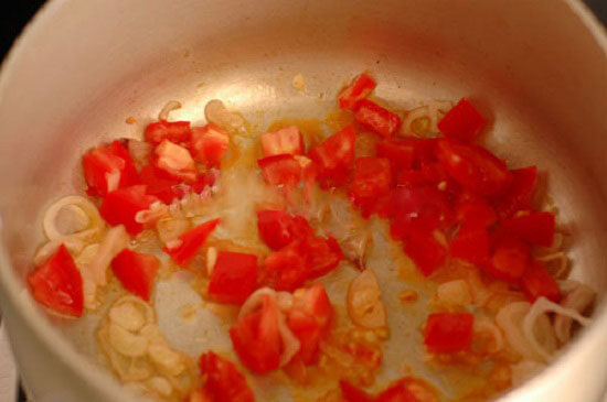 Phi thơm cà chua với hành để làm món canh ngao nấu chua