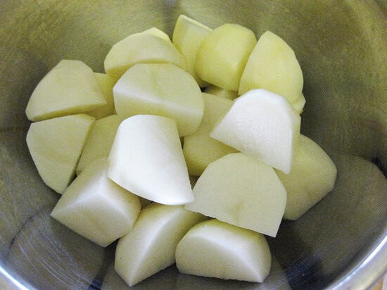 cho khoai tây vào nồi luộc