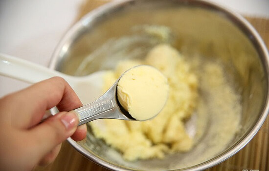 thêm bơ vào hỗn hợp kẹo