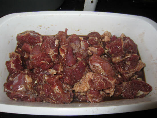 Sơ chế nguyên liệu làm món thịt bò sốt vang
