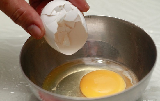 đập trứng ra bát