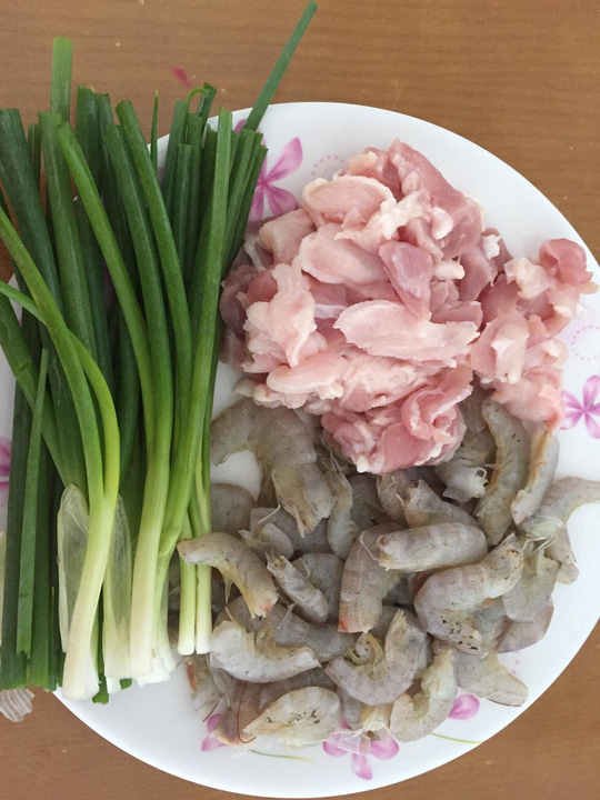 Tôm rửa sạch, cắt bỏ phần đầu nhọn và đuôi tôm, thịt ba chỉ rửa sạch, cắt nhỏ