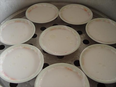Cho chén bánh bèo vào xửng hấp trong vòng 8- 10 phút - cách làm bánh bèo Huế