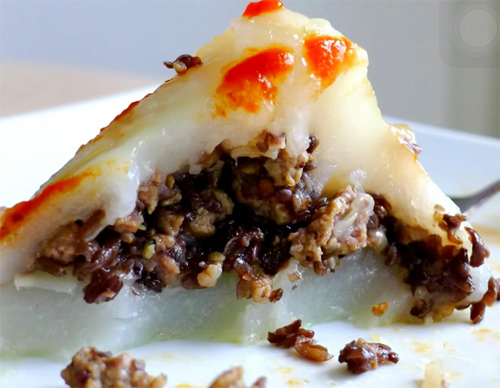 Bánh giò dùng chung với tương ớt để kích thích vị giác hơn - cách làm bánh giò ngon