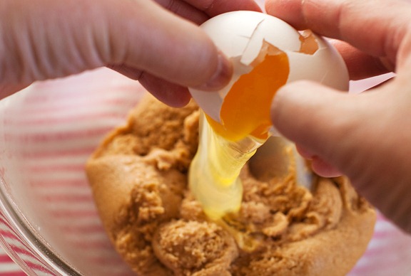 Cho trứng gà vào hỗn hợp - cách làm bánh quy bơ đậu phộng