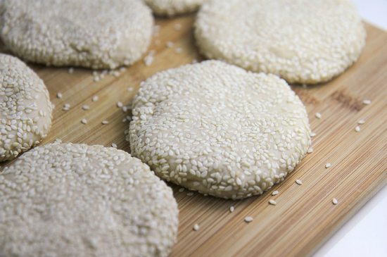 Lăn 2 mặt bánh tiêu qua vừng (mè trắng) - cách làm bánh tiêu ngon