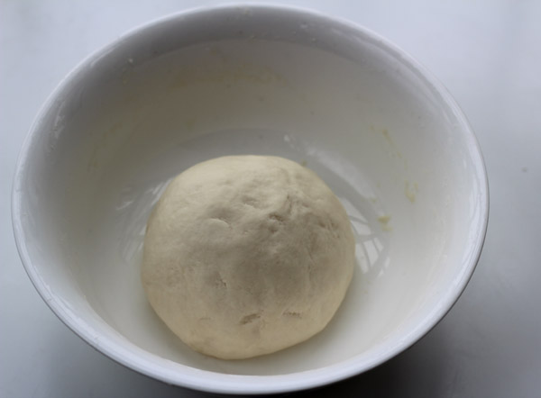 Cách làm bánh bao chay ngon - nhào bột kỹ cho mền mịn và dẻo