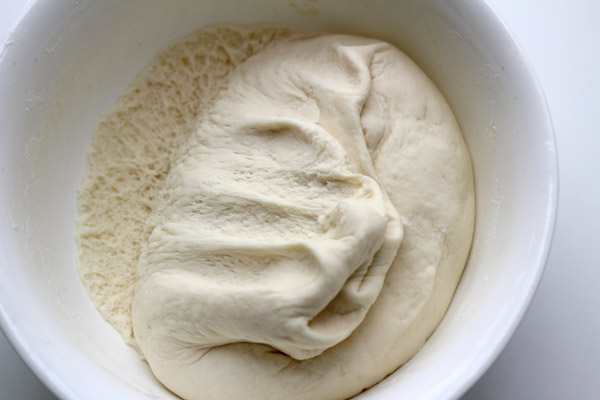 Cách làm bánh bao ngon - cho bột ra khỏi bát