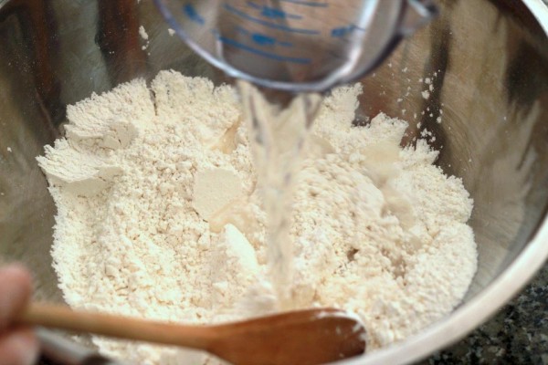 Cách làm bánh bao chiên tại nhà - hòa men nở và đường với 100ml nước ấm
