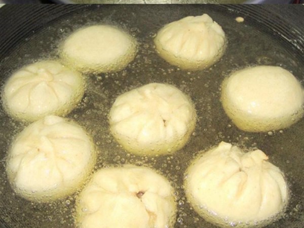 Cách làm bánh bao chiên - Cho bánh bao vào chảo dầu chiên trên bếp