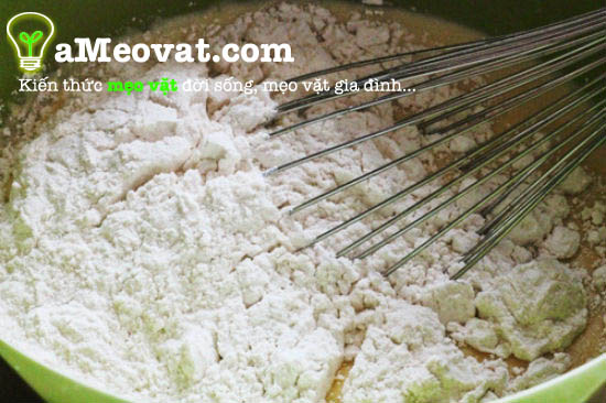 Cách làm chuối chiên - Trộn thật đều các nguyên liệu với nhau