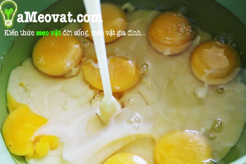 Cách làm bánh chuối nướng - Đập trứng gà cho vào tô cùng với sữa đặc,...