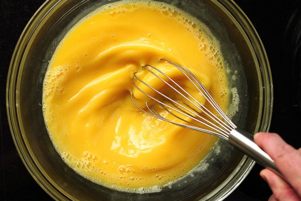 Cho đường + trứng vào âu khuấy nhẹ tay để đường tán hết - cách làm bánh flan
