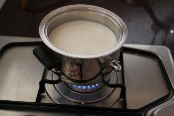 Cho sữa vào nồi đặt lên bếp đun đến khi nóng khoảng 70 độ C - cách làm bánh flan ngon