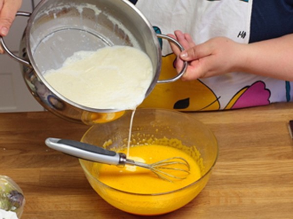 Trộn sữa và trứng với nhau rồi khuấy đều, nhẹ tay tránh tạo bọt - cách làm bánh flan sữa tươi