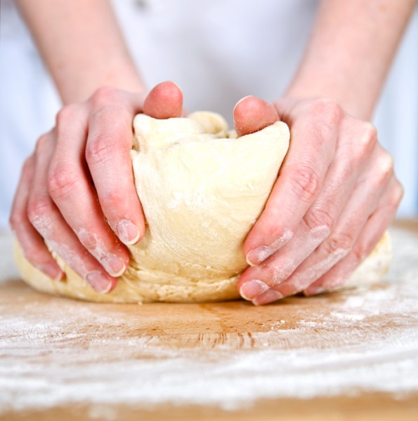 Cách làm vỏ bánh gối - nhào cho bột mịn và dẻo