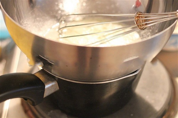 Đun cách thủy lòng trắng trứng và đường cho trứng nóng và đường tan - cách làm bánh gato
