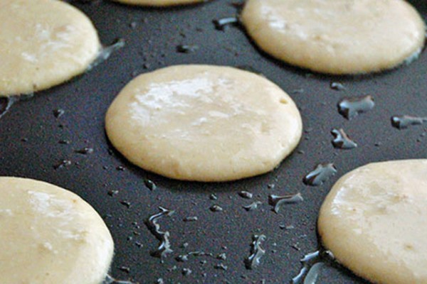 Thực hiện nướng bánh - cách làm bánh pancake