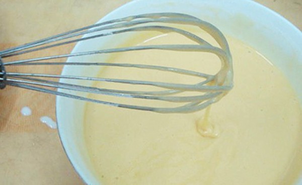 Cách làm bánh rán doremon - khuấy đều hỗn hợp gồm trứng, đường và mật ong lên