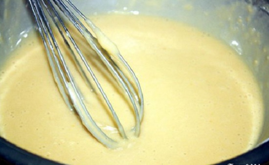 Cách làm bánh rán doremon - cho nước vào khuấy thật đều và sánh