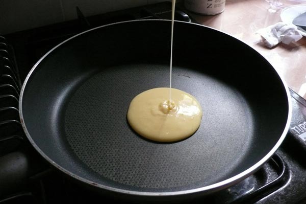 Cách làm bánh rán doremon -múc từng muôi bột đổ nhẹ vào chảo tạo thành 1 hình vỏ bánh
