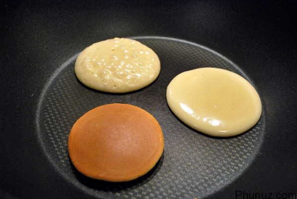 Cách làm bánh rán doremon - chiên bánh cho đến khi vàng đều 2 mặt