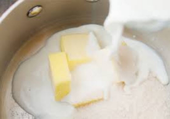 Cách làm bánh su kem ngon - Cho sữa tươi, đường, muối và bơ vào nồi đun với mức lửa nhỏ