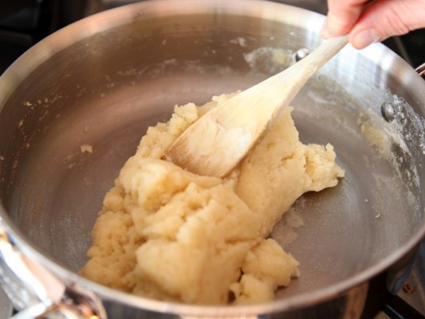 Làm bánh su kem - cho bột mì vào sữa khuấy đều và đun nhỏ lửa đến khi hỗn hợp sệt lại