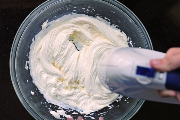 Làm bánh su kem - Đánh bông whipping cream và đường lên