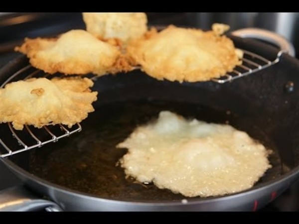 Thực hiện rán vàng đều 2 mặt bánh tái yến - cach lam banh tai yen