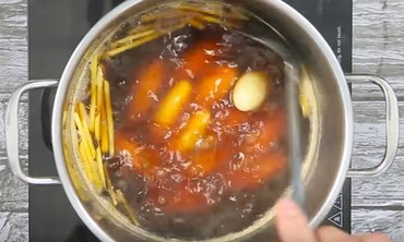 cho bánh ngào cùng gừng vào nồi nước đường