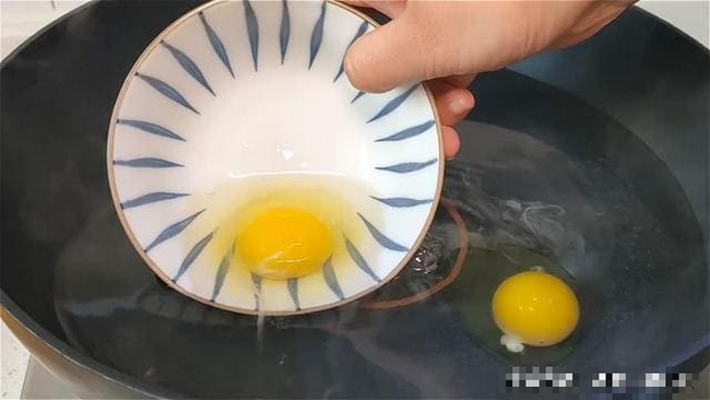 Luộc trứng đừng cho thẳng vào nồi, làm cách này trứng tròn trịa, mềm mịn - Ảnh 6.