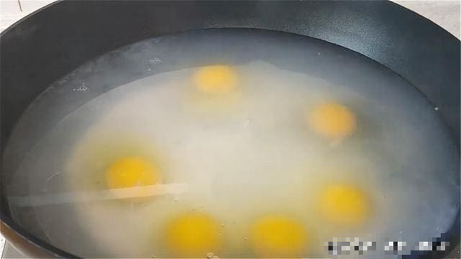 Luộc trứng đừng cho thẳng vào nồi, làm cách này trứng tròn trịa, mềm mịn - Ảnh 7.