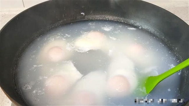 Luộc trứng đừng cho thẳng vào nồi, làm cách này trứng tròn trịa, mềm mịn - Ảnh 8.