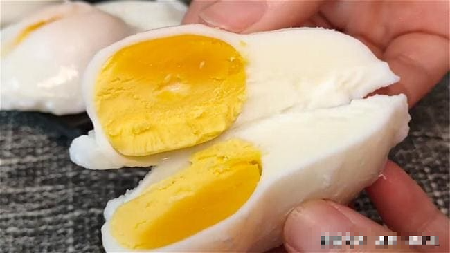 Luộc trứng đừng cho thẳng vào nồi, làm cách này trứng tròn trịa, mềm mịn - Ảnh 10.