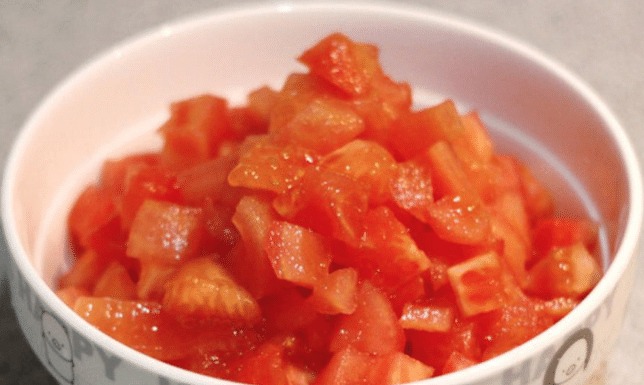 Nấu canh cà chua trứng đừng cho nước thường, đây mới là thứ nước khiến món canh ngon ngọt - Ảnh 2.