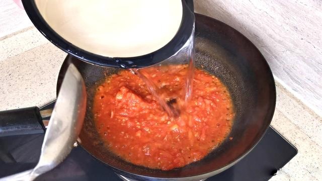 Nấu canh cà chua trứng đừng cho nước thường, đây mới là thứ nước khiến món canh ngon ngọt - Ảnh 4.