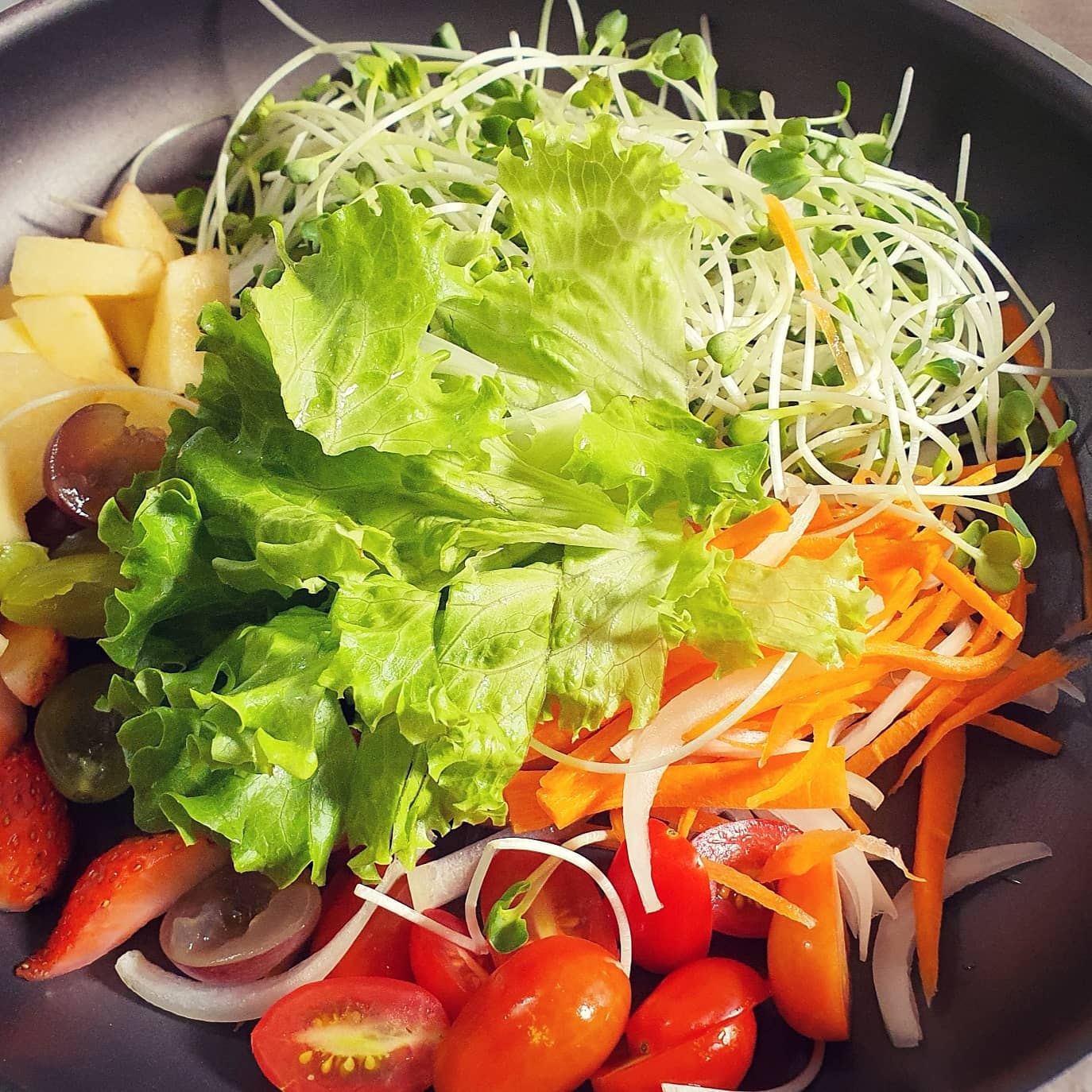 salad rau1 - Cách làm salad rau mầm sốt chanh dây thơm ngon, healthy cực đơn giản